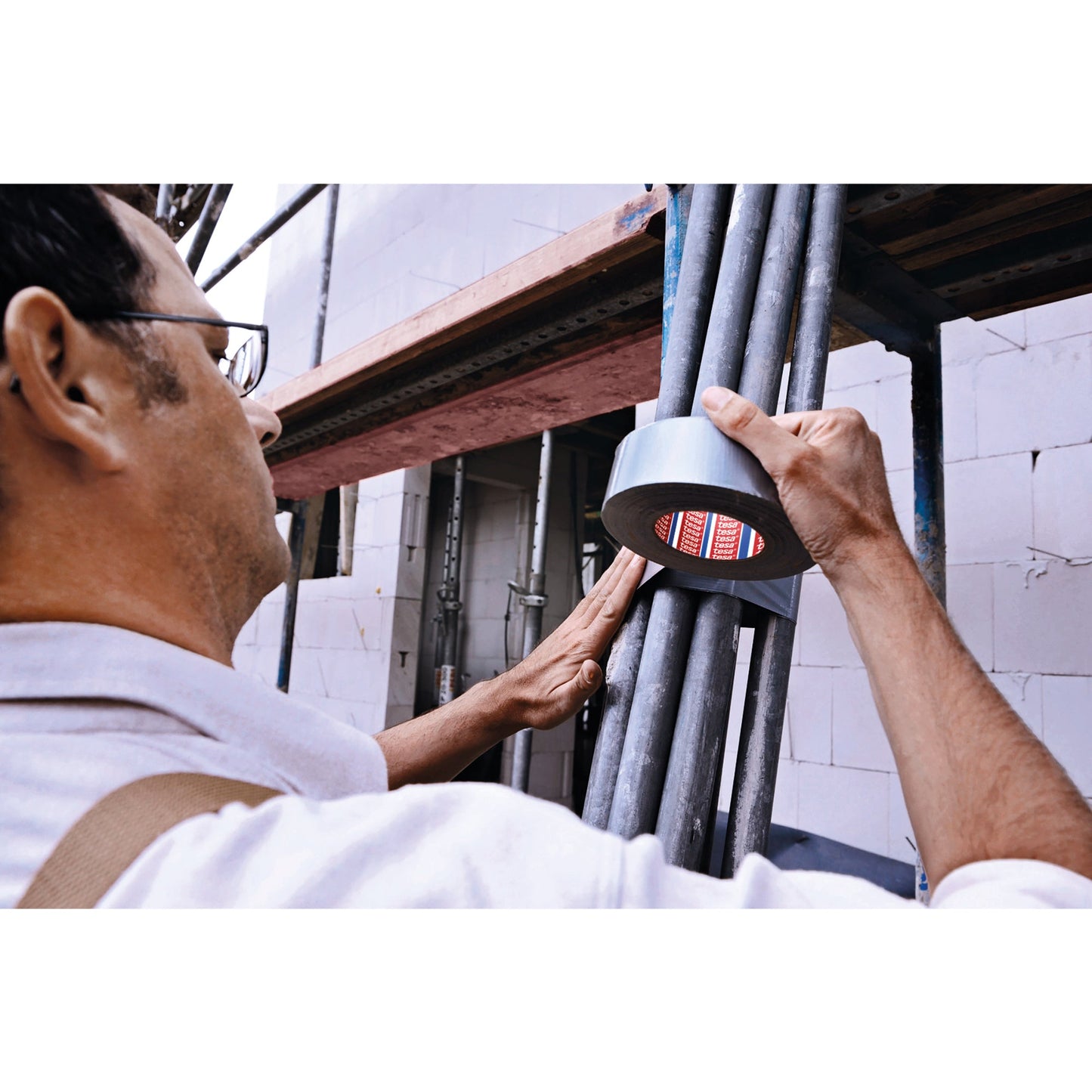 tesa® Gewebeband Professional 4662 Medium Innenbereich, Außenbereich 48 mm x 50 m (B x L) silber