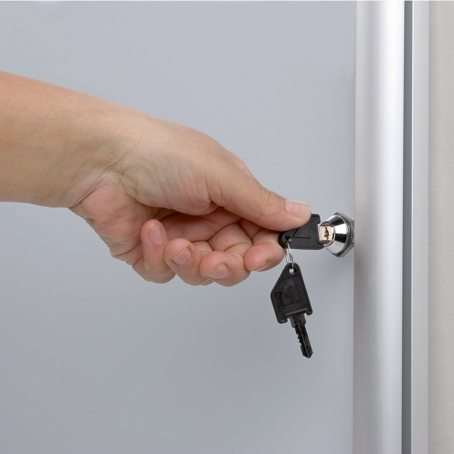 Bi-office Schaukasten Enclore Innenbereich 72 x 98,1 x 3,5 cm (B x H x T) 9 x DIN A4 mit Schloss Aluminium alu