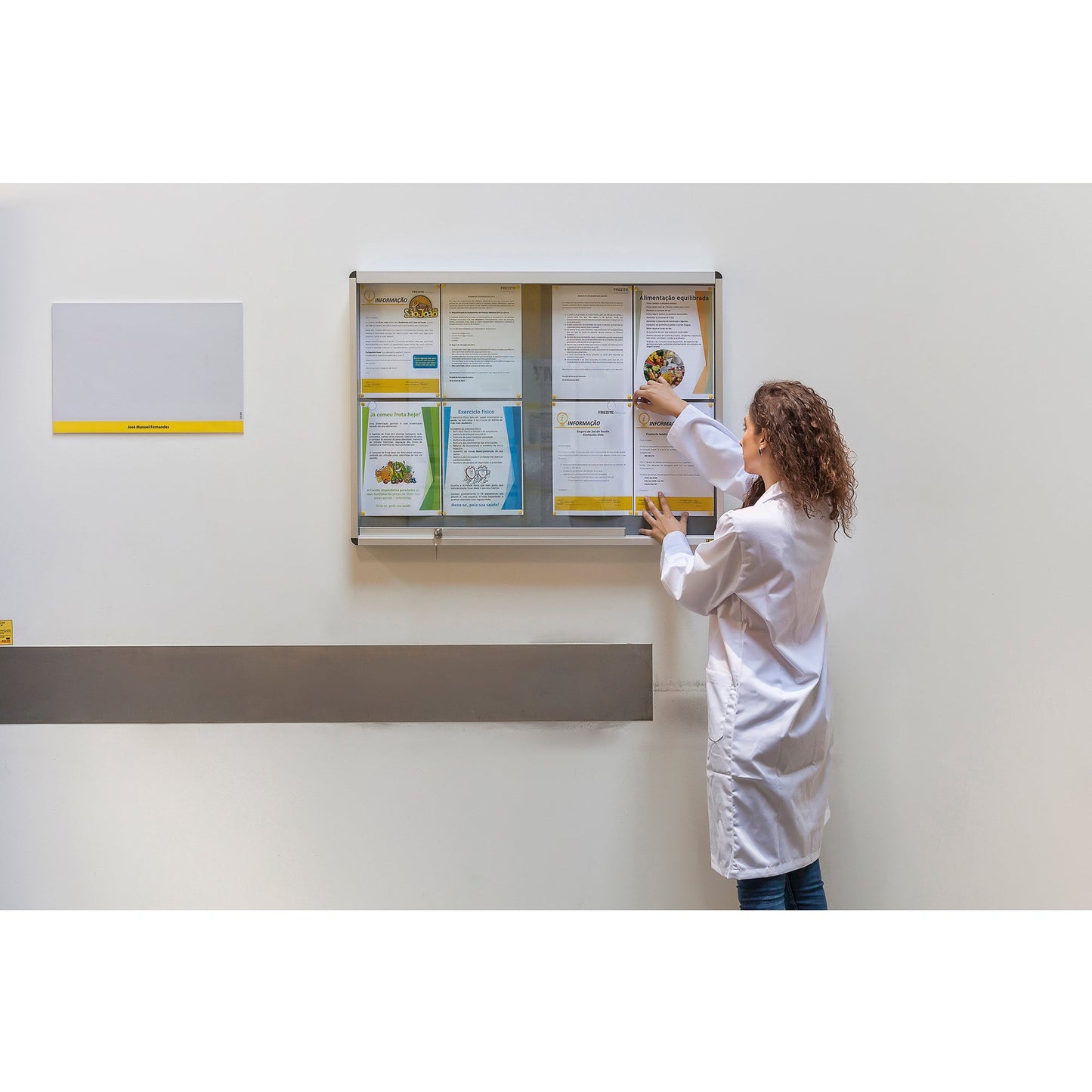 Bi-office Schaukasten Exhibit Innenbereich 132,4 x 96,7 x 5,4 cm (B x H x T) 18 x DIN A4 mit Schloss Aluminium alu