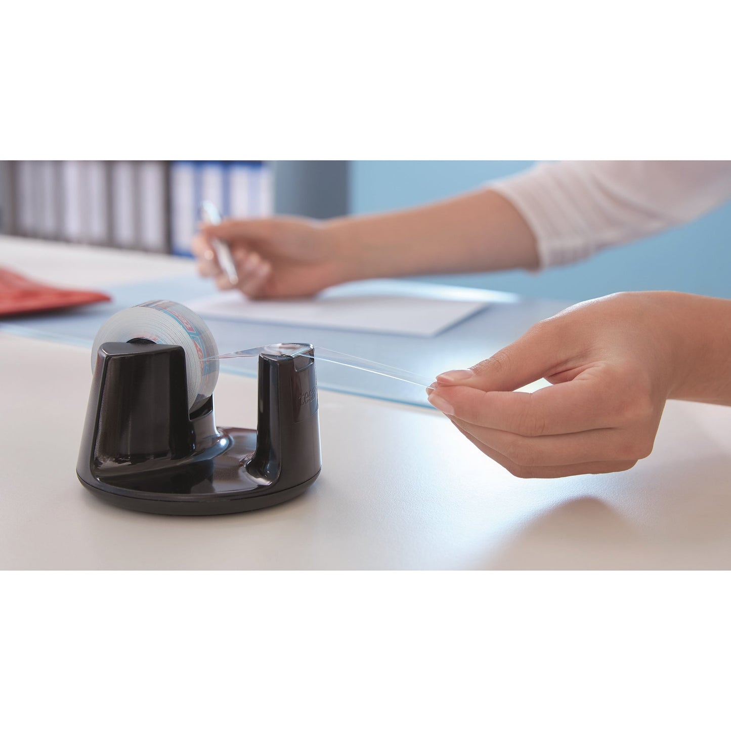 tesa® Tischabroller Easy Cut® Compact 19 mm x 33 m (B x L) inkl. 1 Rolle tesafilm® kristall-klar 15 mm x 10 m (B x L) ohne Lösungsmittel schwarz