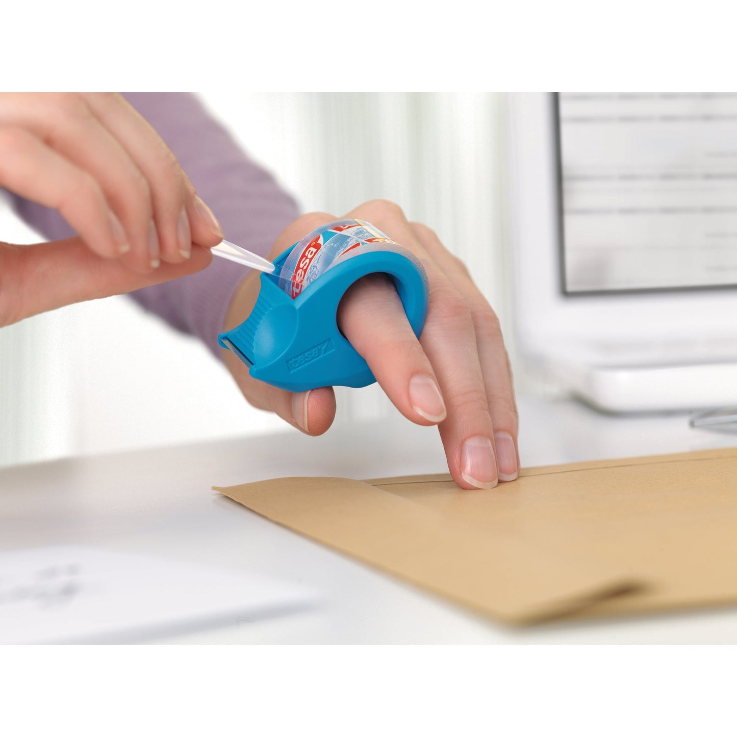 tesa® Handabroller Mini nachfüllbar inkl. 1 Rolle tesafilm® kristall-klar, 19 mm x 10 m (B x L) ohne Lösungsmittel farbig sortiert (freie Farbauswahl nicht möglich)