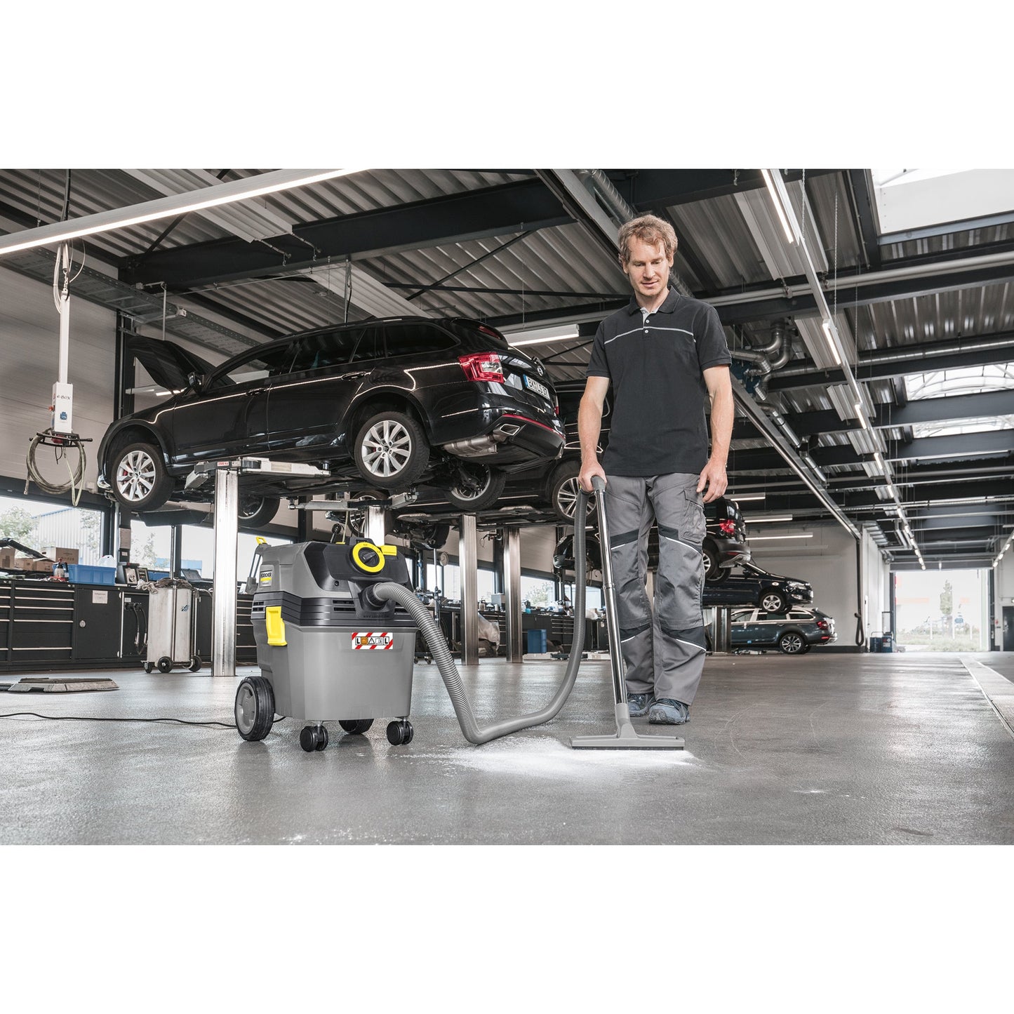 Kärcher Nass- und Trockensauger NT 30/1 AP L 37 x 56 x 52,5 cm (B x H x T) 1.380W Netzbetrieb 2,5m inkl. Filtertüte (Vlies), Nass-/Trockendüse (300 mm), Fugendüse, Flachfaltenfilter (Papier), Krümmer