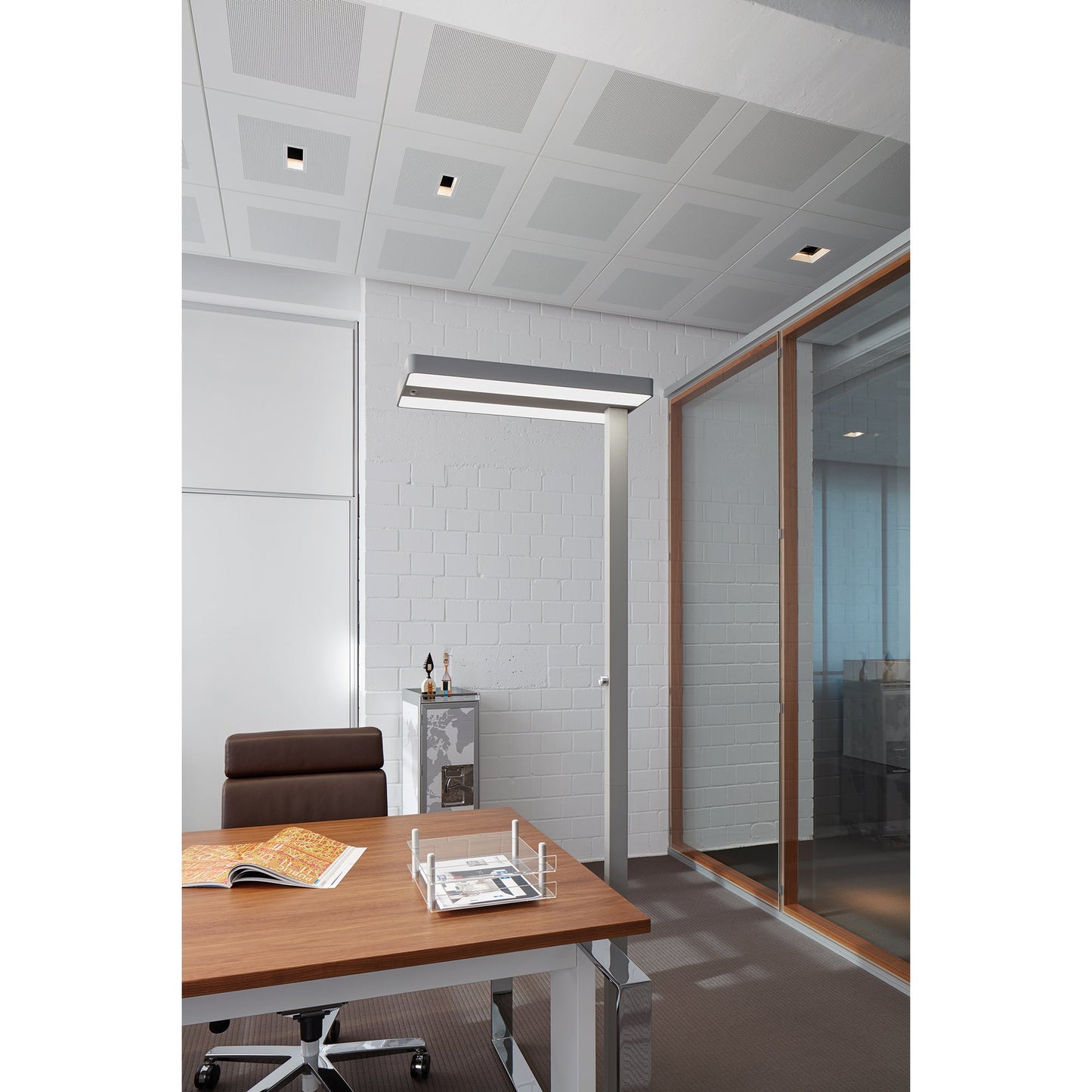 MAUL Stehleuchte MAULjuvis C je Lichtquelle: 1 x 34 kWh/1.000h, 2 x 17 kWh/1.000h LED silber