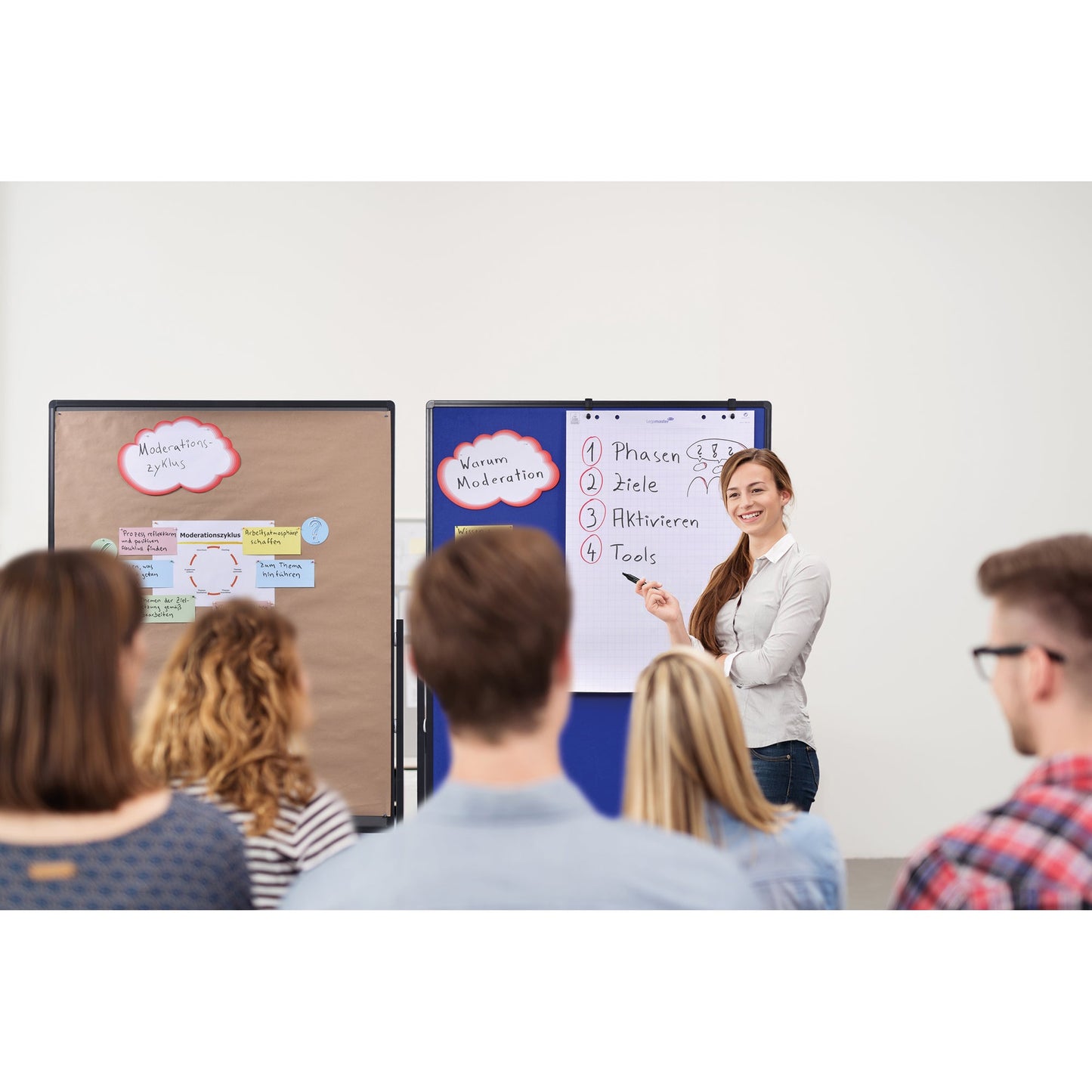 Legamaster Moderationstafel PREMIUM PLUS mobil Maße der Oberfläche: 120 x 150 cm (B x H) höhenverstellbar inkl. Flipcharthaken Filz marineblau