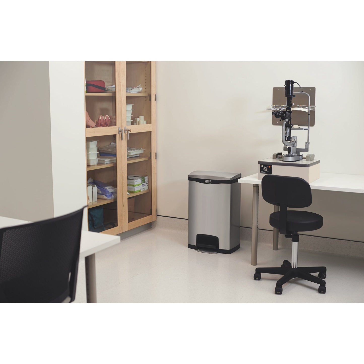 Rubbermaid Tretabfalleimer SLIM JIM® STEP-ON 55,35 x 80,85 x 41,25 cm (B x H x T) 90l Edelstahl silber/schwarz