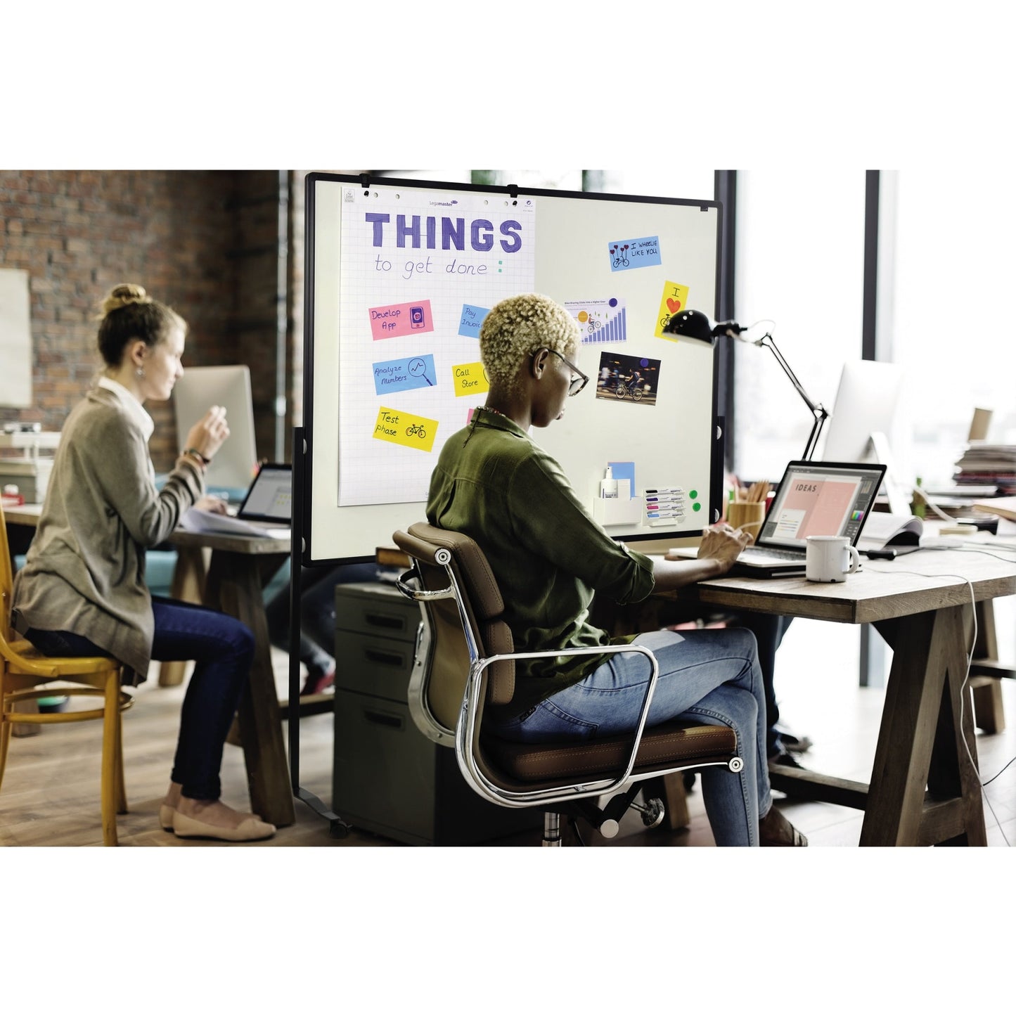 Legamaster Whiteboard PREMIUM PLUS Maße der Oberfläche: 120 x 150 cm (B x H) Tafel magnethaftend beidseitig beschreibbar inkl. Flipcharthaken Stahl lackiert weiß