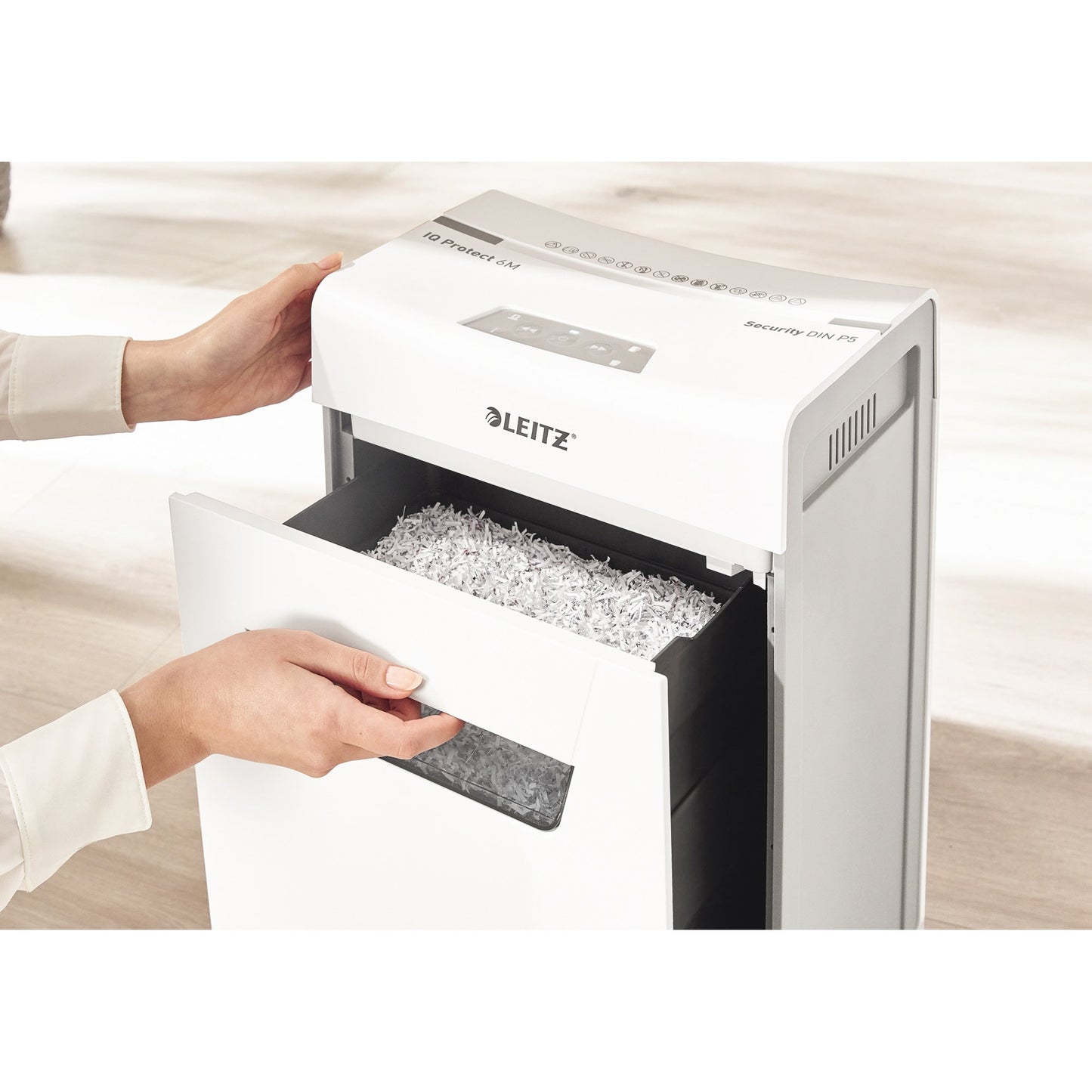 Leitz Aktenvernichter IQ 6M Protect Premium P-5 Papier, Heftklammern, Büroklammern Partikelschnitt weiß