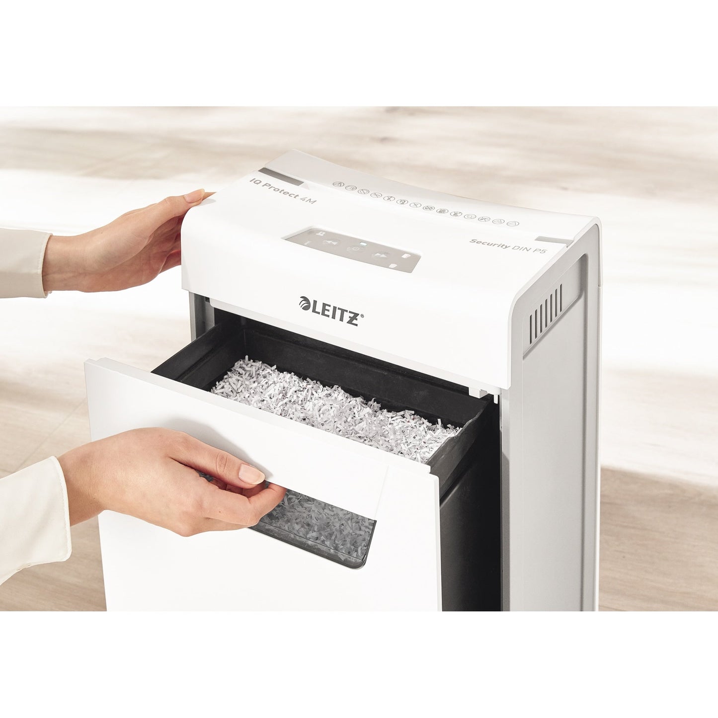 Leitz Aktenvernichter IQ 4M Protect Premium P-5 Papier, Heftklammern, Büroklammern Partikelschnitt weiß