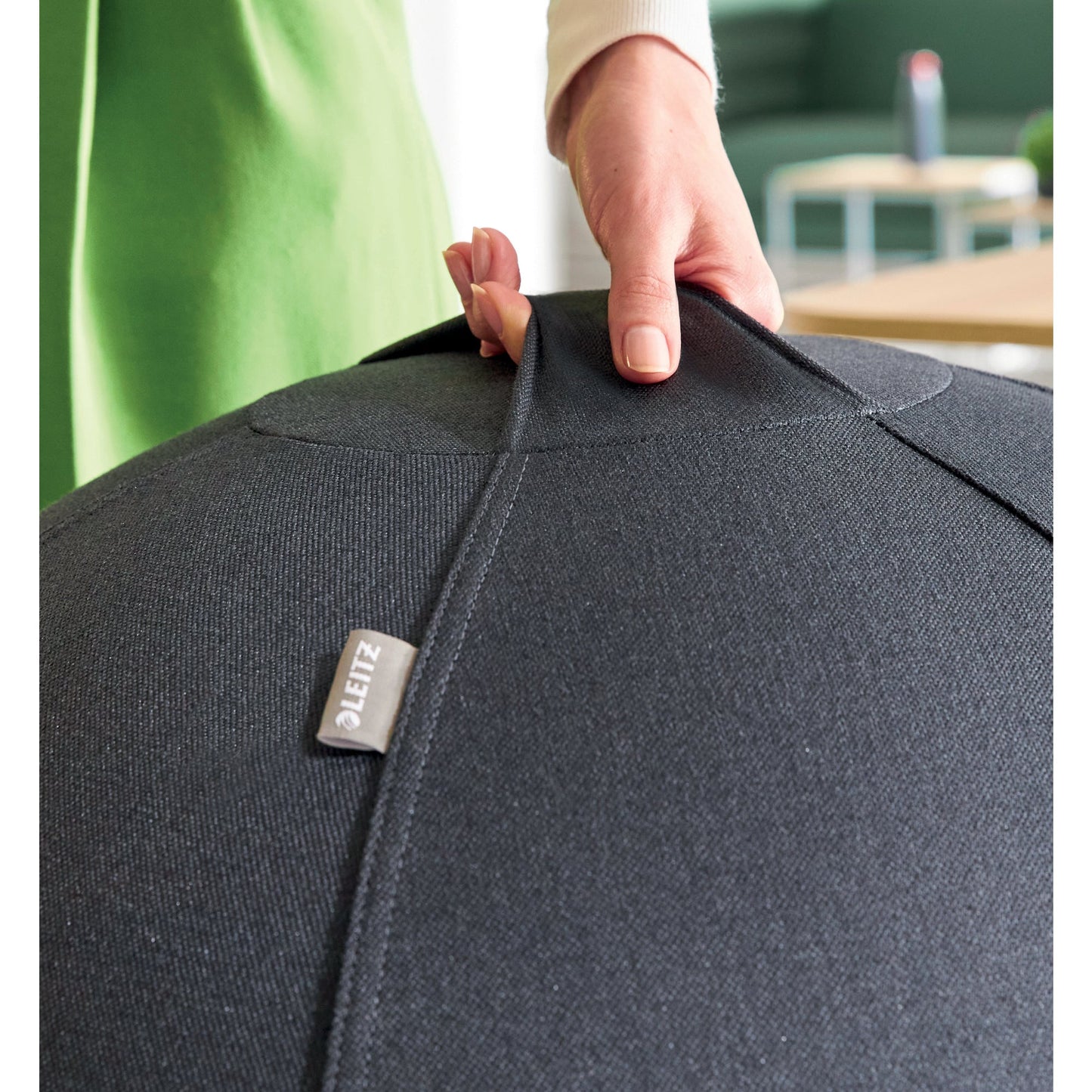 Leitz Sitzball Ergo Cosy 65cm inkl. Innenball, Stoffüberzug, Handluftpumpe, 2 Verschlussstopfen PVC, phtalatfrei 92 % Polyester, 8 % Elasthan grau