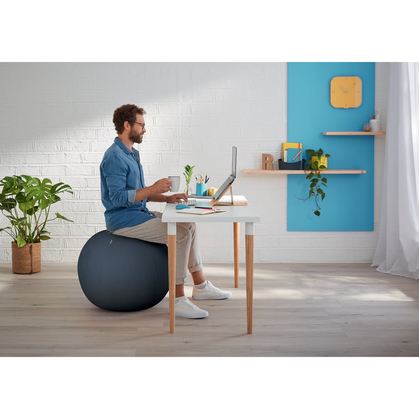 Leitz Sitzball Ergo Cosy 65cm inkl. Innenball, Stoffüberzug, Handluftpumpe, 2 Verschlussstopfen PVC, phtalatfrei 92 % Polyester, 8 % Elasthan grau