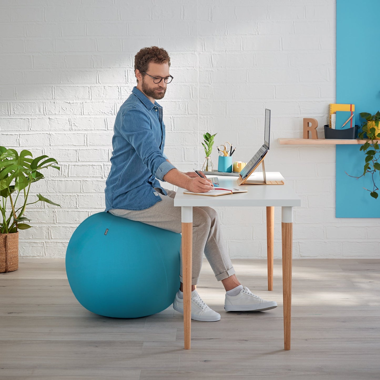 Leitz Sitzball Ergo Cosy 65cm inkl. Innenball, Stoffüberzug, Handluftpumpe, 2 Verschlussstopfen PVC, phtalatfrei 92 % Polyester, 8 % Elasthan blau