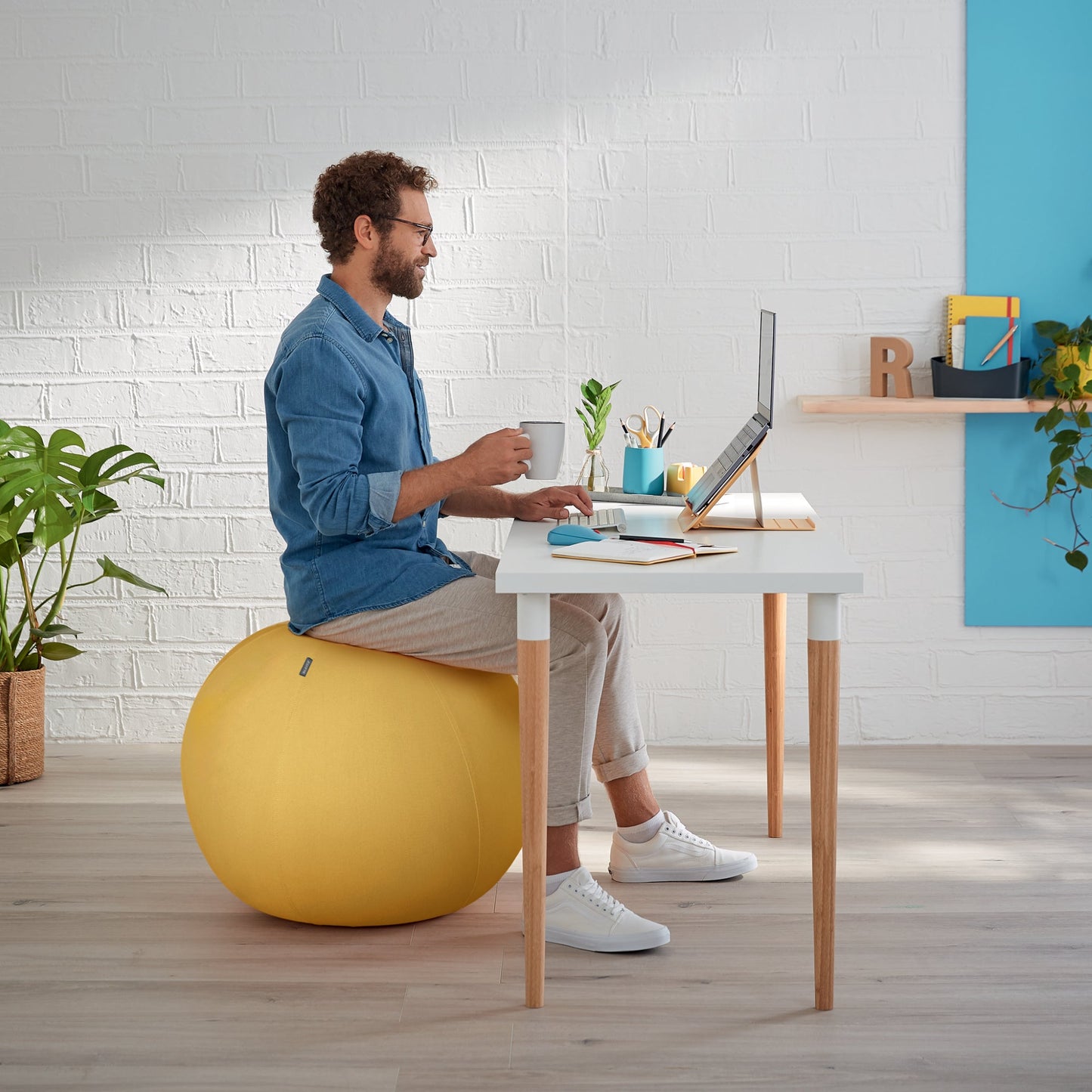 Leitz Sitzball Ergo Cosy 65cm inkl. Innenball, Stoffüberzug, Handluftpumpe, 2 Verschlussstopfen PVC, phtalatfrei 92 % Polyester, 8 % Elasthan gelb