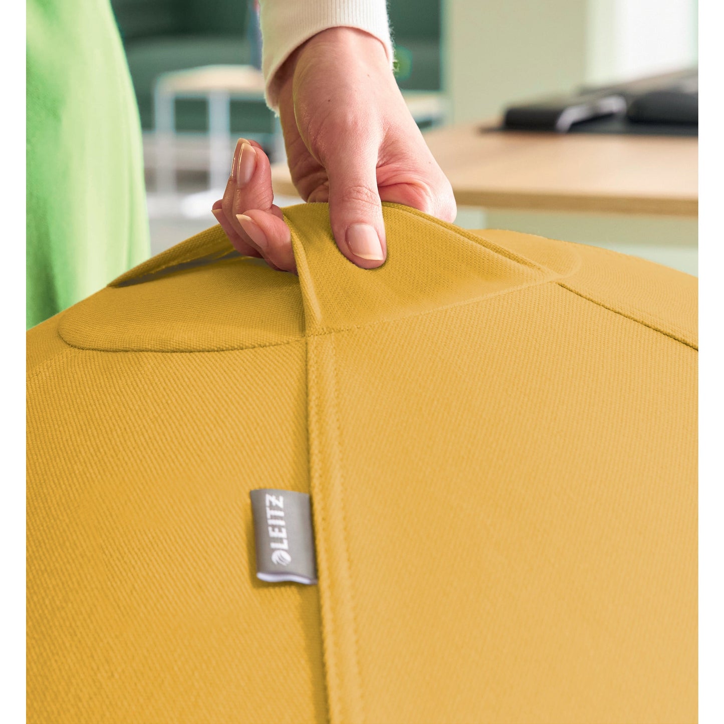 Leitz Sitzball Ergo Cosy 65cm inkl. Innenball, Stoffüberzug, Handluftpumpe, 2 Verschlussstopfen PVC, phtalatfrei 92 % Polyester, 8 % Elasthan gelb