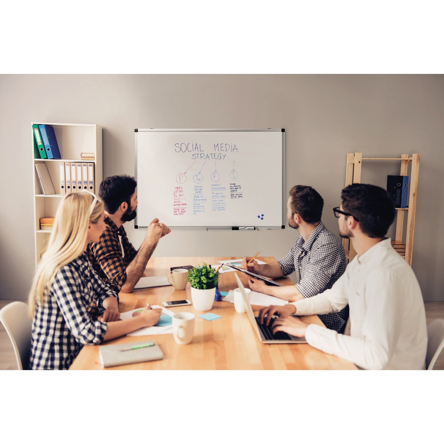 Legamaster Whiteboard PREMIUM Maße der Oberfläche: 90 x 60 cm (B x H) Tafel magnethaftend nicht beidseitig beschreibbar inkl. Boardmarker Stahl lackiert weiß