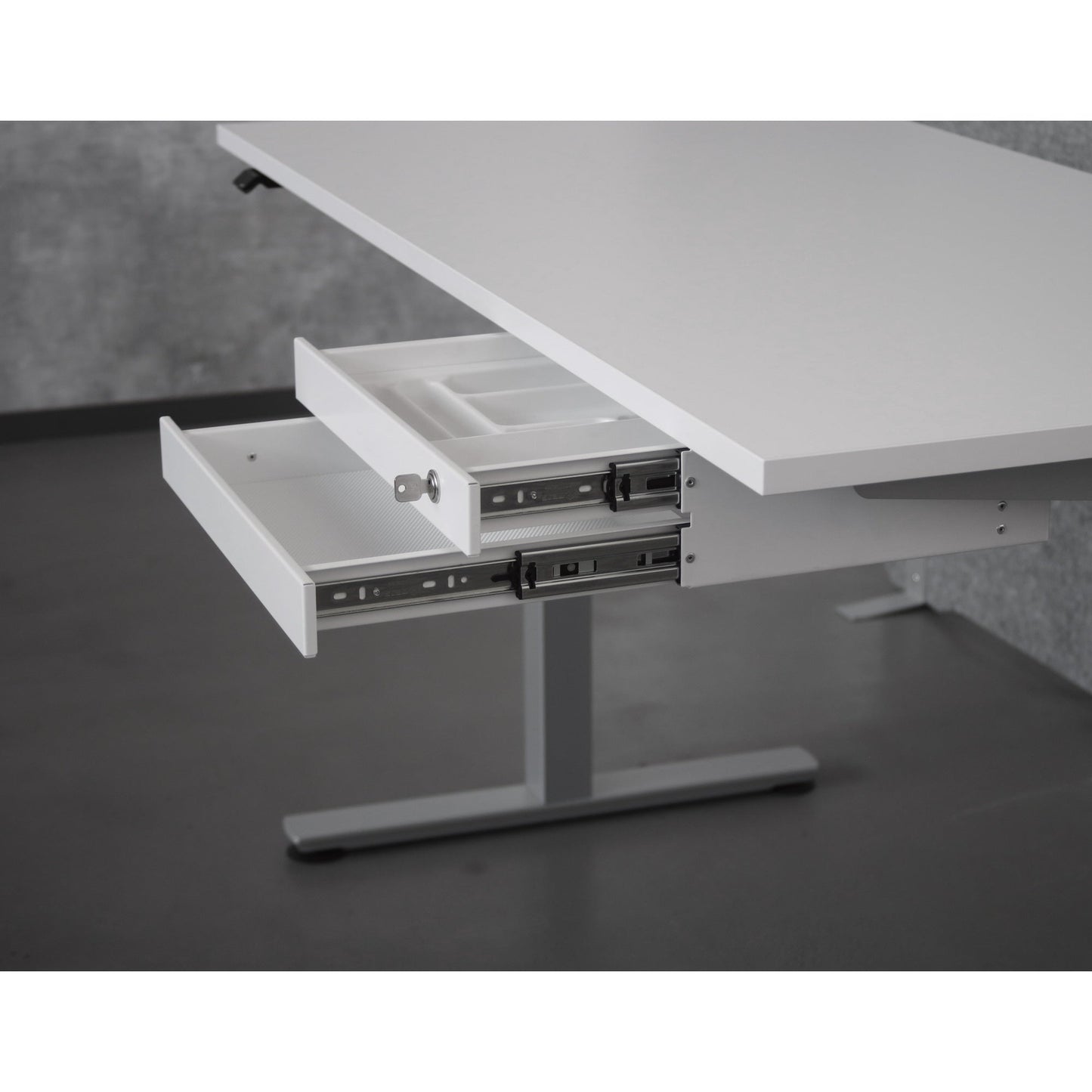 Hammerbacher Unterbauschublade Schreibtische VXMKA/VXDKB Innenmaße: 354 x 50 x 293 mm (B x H x T) Außenmaße: 464 x 11,6 x 272 mm (B x H x T) inkl. Utensilienschale (300 x 260 mm), Antirutschmatte (weiß), Trennsteg Werkstoff der Front: Metall