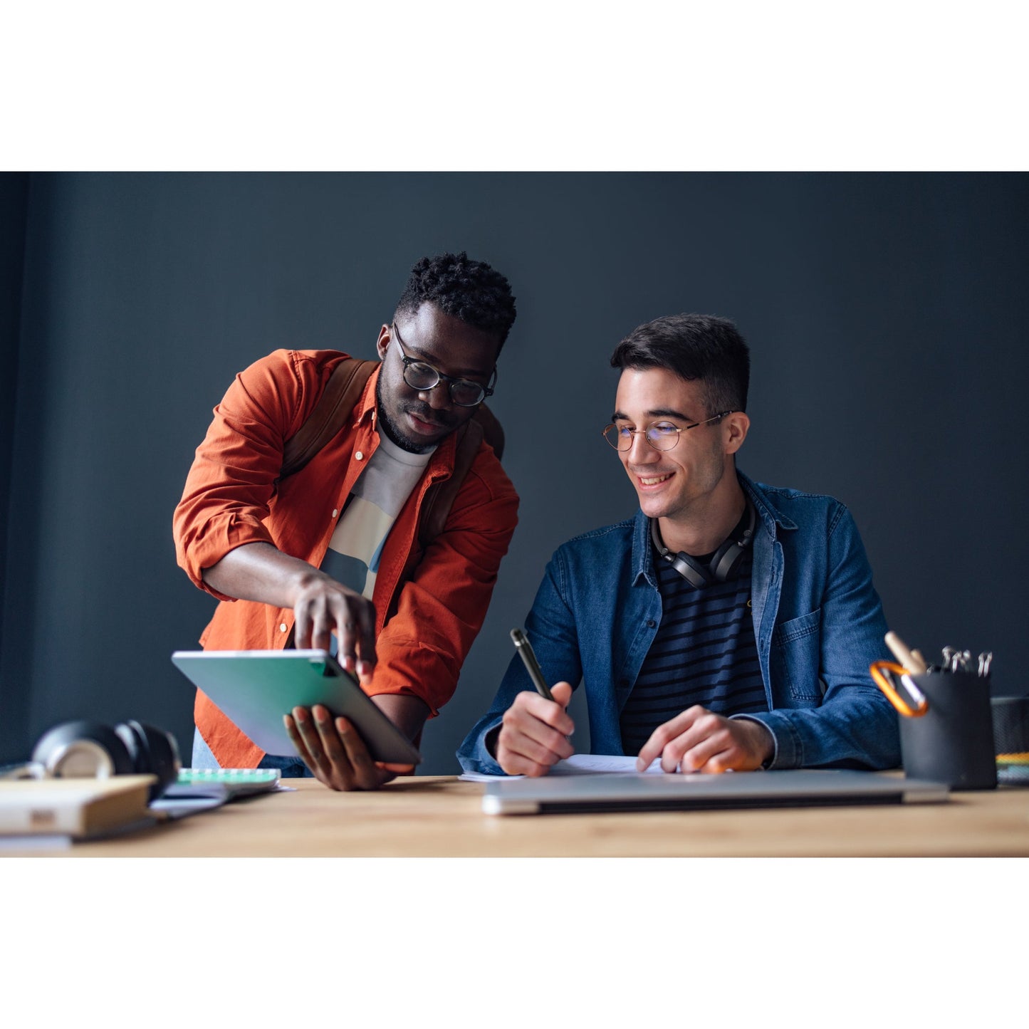 Philips Diktiergerät VoiceTracer 1,5 x 14,5 x 1,1 cm (B x H x T) 129h inkl. 6 Ersatzkugelschreiberminen, USB-C/USB-A Kabel, Kurzanleitung, Sembly-Gutschein schwarz/silber
