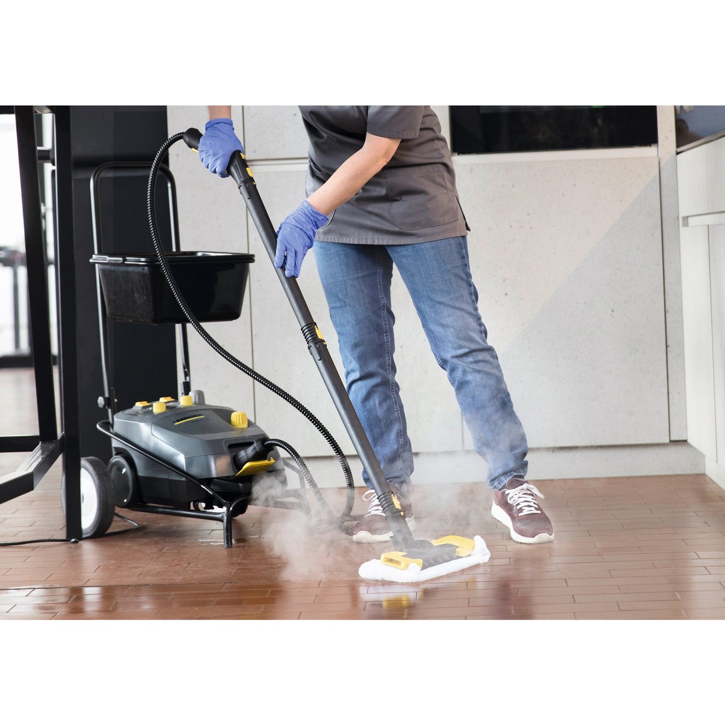 Kärcher Dampfreiniger SG 4/4 32 x 27,5 x 47,5 cm (B x H x T) 4l Netzbetrieb inkl. Dampsaugschlauch mit Handgriff, 2 Dampfrohre, Bodendüse mit Lamellen, Bodendüse mit Borsten, Handdüse, Rundbürste klein, Polsterdüse mit Bürste, Powerdüse, Punktstrahldüse