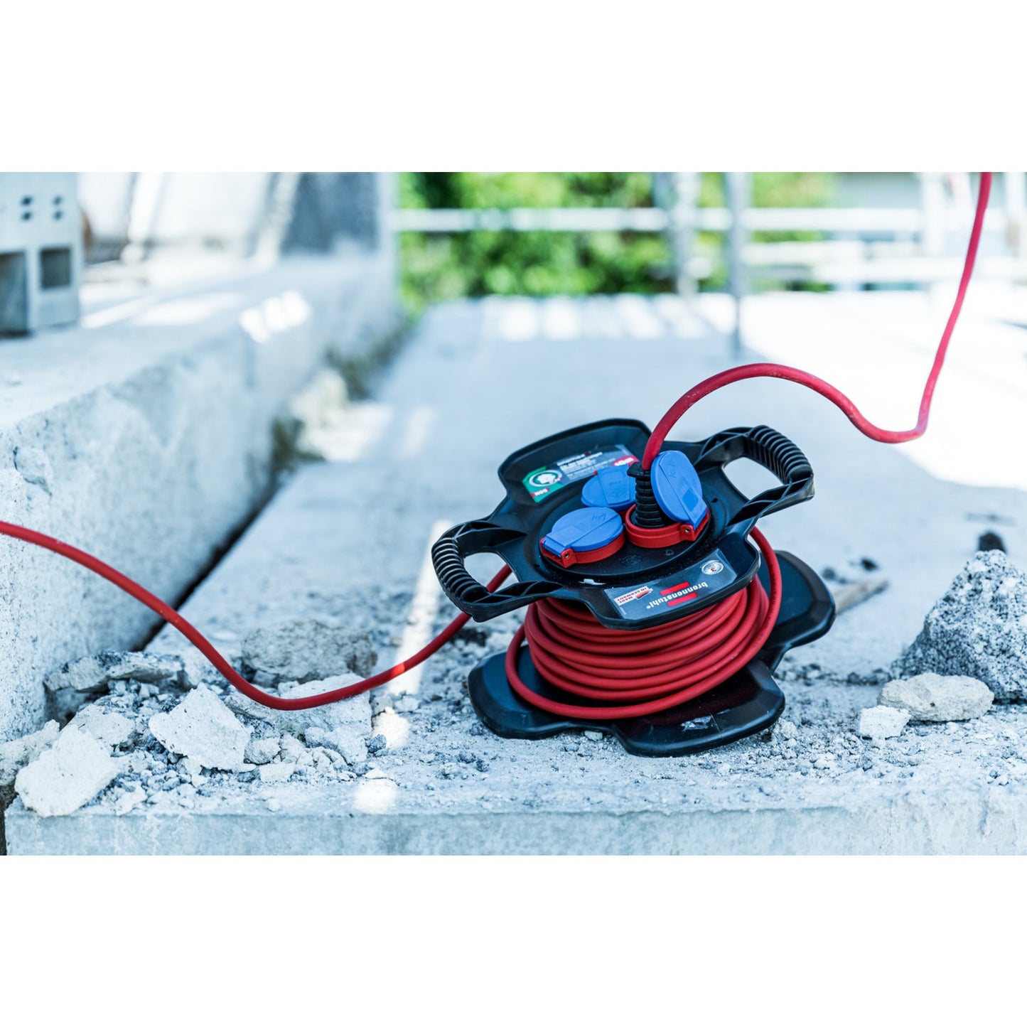 brennenstuhl® Kabeltrommel X-Gum AT-N05V3V3-F 3G1,5 10m IP44 schwarz/rot/blau 3 Steckdosen