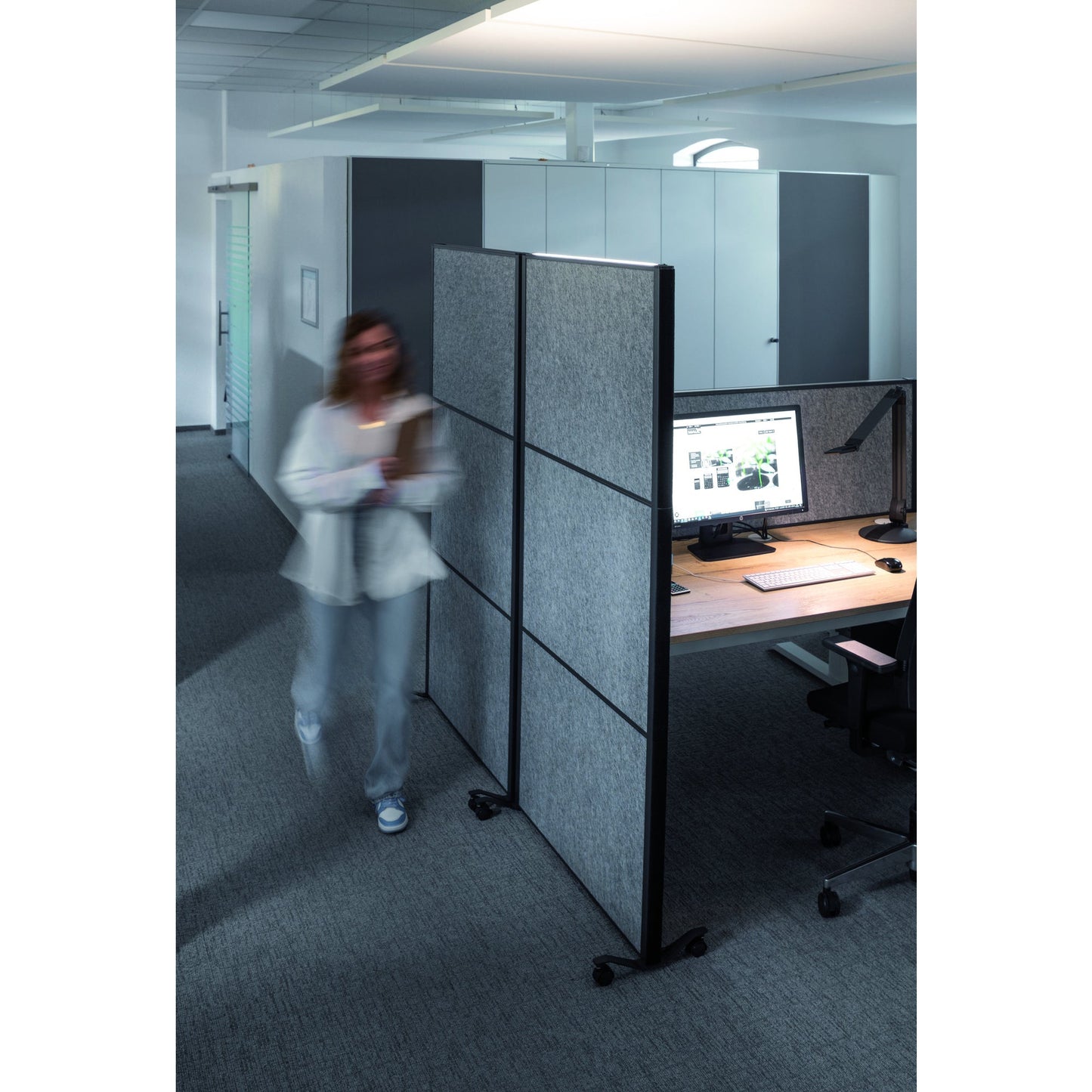 MAUL Stellwand MAULconnecto Uplight 100 x 182 cm (B x H) mit Leuchtmittel Zweibeinstativ 100 % PES-Fasern, 20 % recycelt dunkelgrau