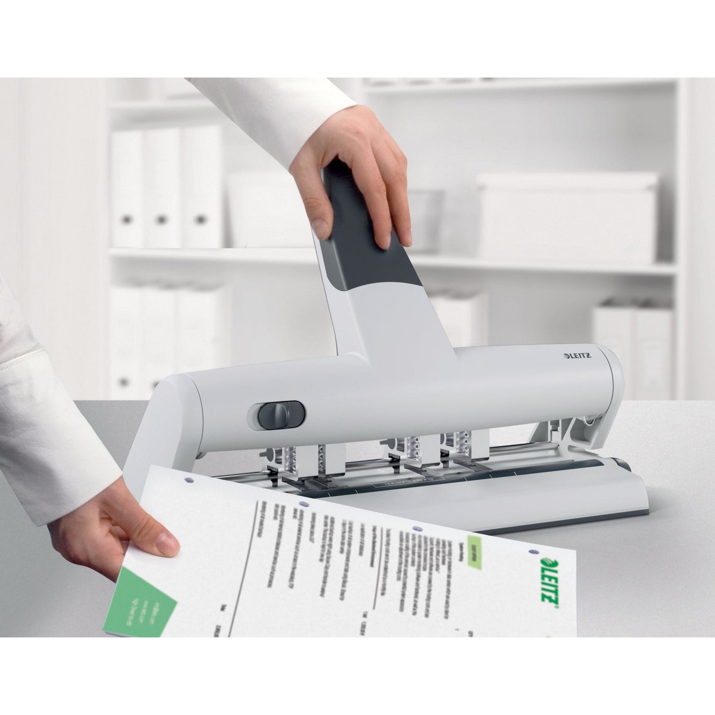 Leitz Mehrfachlocher AKTO 30 Bl. (80 g/m²) 8cm Aluminiumdruckguss/Kunststoff hellgrau