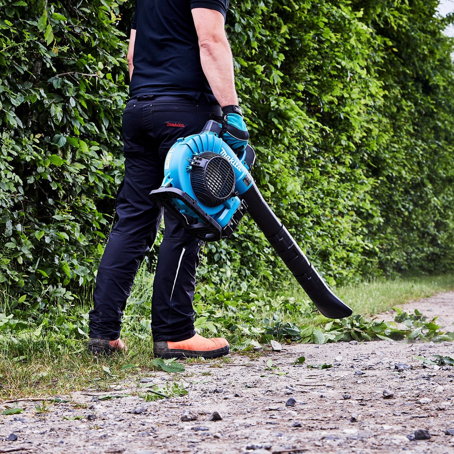 Makita® Laubsauger DUB363 804m³/h 234km/h 7.850 U/Min. Akku inkl. Runddüse 72, 2 x Saugrohr (A/B), Blasrohr 90-72, Absaug-Set, Sechskantstiftschlüssel (4 mm), 2 x Akku BL 1850B, Doppelakkuladegerät DC18RD