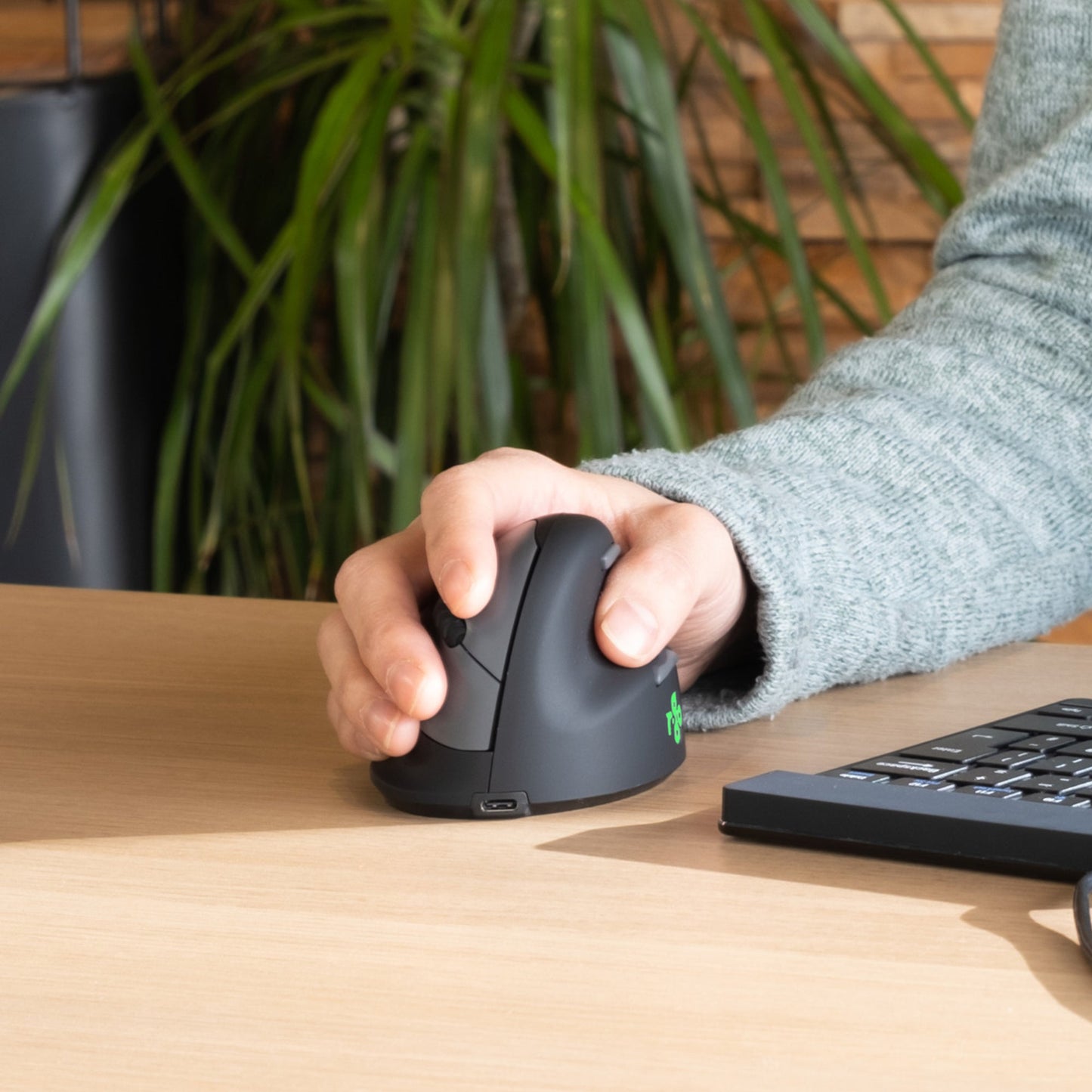 R-Go Tools Optische PC Maus HE Break Rechtshänder ergonomisch USB-C 10m Akku inkl. USB-C/USB-A-Ladekabel (1 m), Nano-Empfänger schwarz