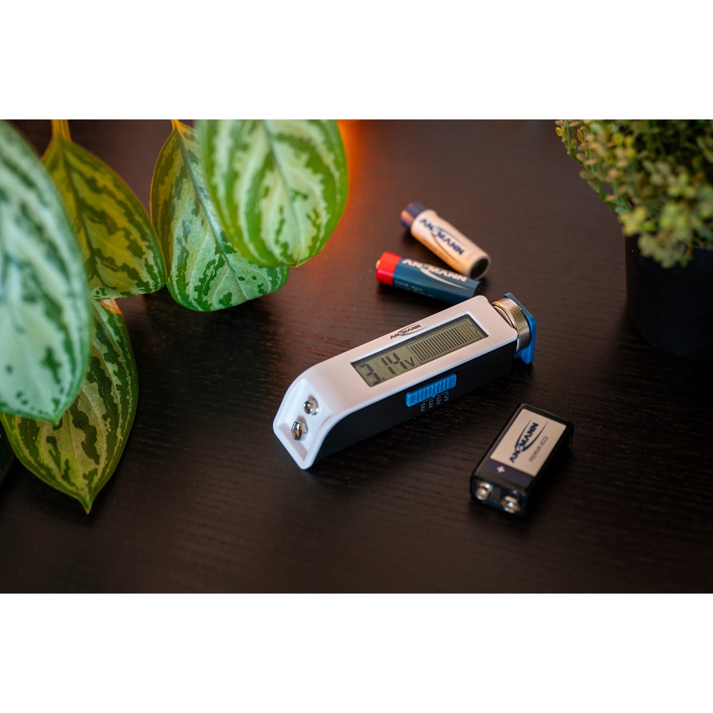 ANSMANN Batterietester Comfort Check AAAA/Mini, AAA/Micro, AA/Mignon, C/Baby, D/Mono, N/Lady, E/Block, 9V NiMH-Akkus, 3,6V/3,7V Li-Ion-Akkus, Knopfzellen, CR2, CR123A 11,1 x 3 x 2,7 cm (B x H x T)