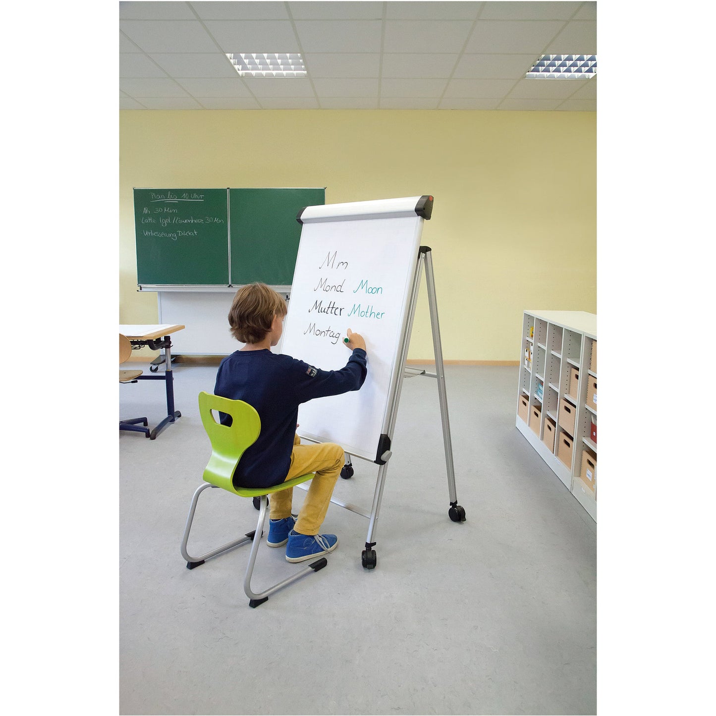 MAUL Mobiles Flipchart MAULpro mit Ablageschale Vierarmfuß mit 4 Rollen Stahl silber