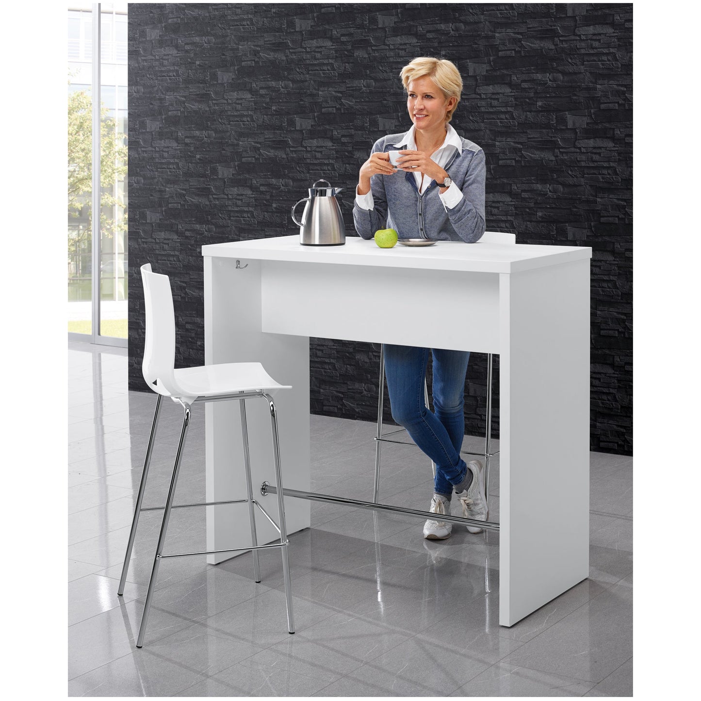 Stehtisch PREMIUM 1.600 x 1.130 x 600 mm (B x H x T) inkl. 4 x 2 Jacken-/ Taschenhaken, verchromte Trittstange (Ø: 15 mm), Bodenausgleichsschrauben (bis 15 mm verstellbar)
