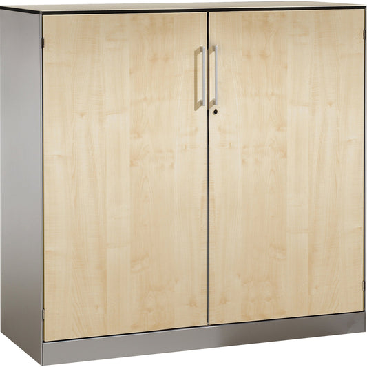 C+P Flügeltürenschrank Asisto 1.200 x 1.310 x 435 mm (B x H x T) 2 Fachböden Farbe der Front: ahorn Farbe des Korpus: weißaluminium