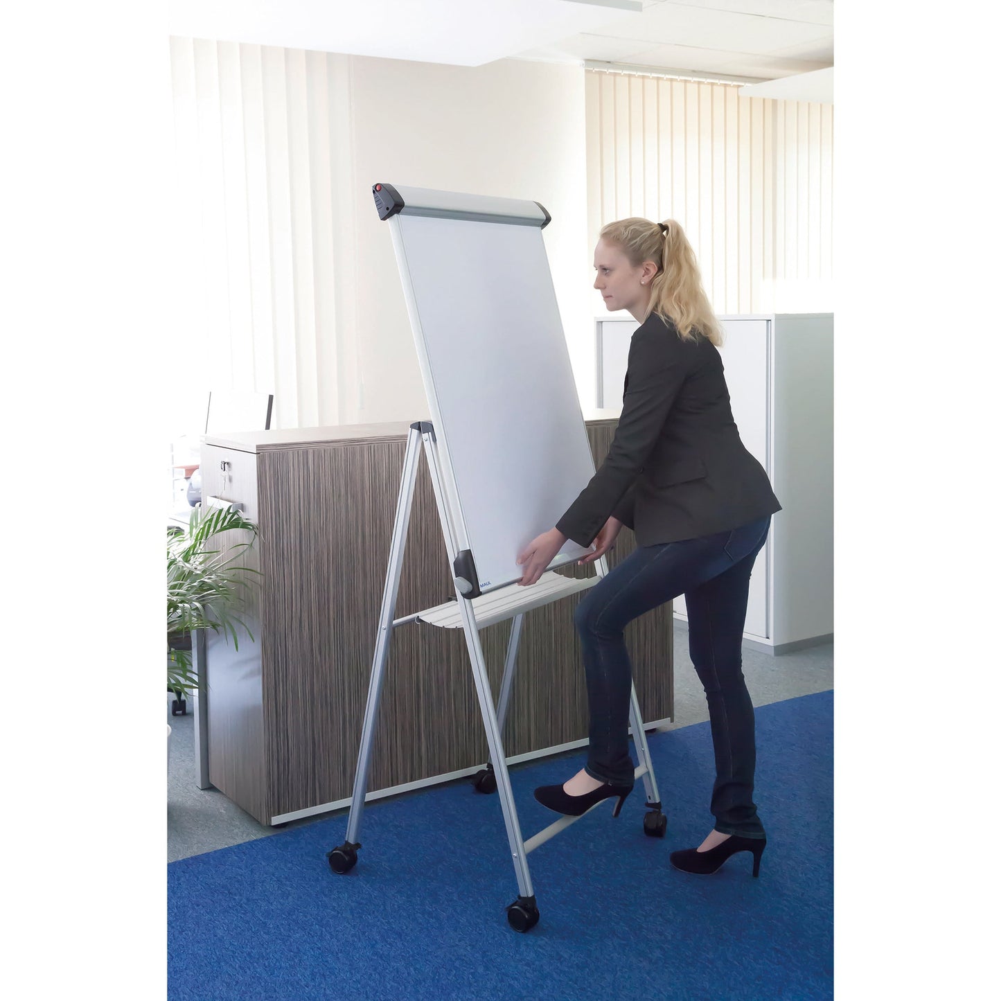 MAUL Mobiles Flipchart MAULpro mit Ablageschale Vierarmfuß mit 4 Rollen Stahl silber