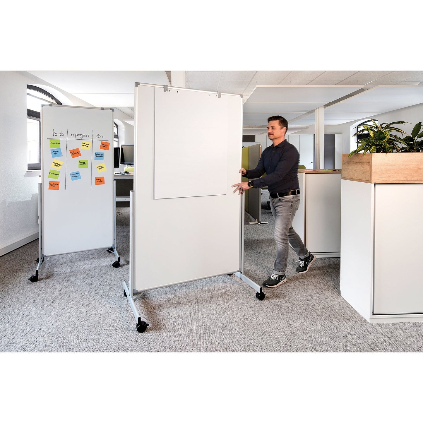 MAUL Whiteboard MAULpro easy2move Maße der Oberfläche: 75 x 180 cm (B x H) Tafel magnethaftend beidseitig beschreibbar inkl. zwei Flipchartblockhalter Stahl kunststoffbeschichtet grau
