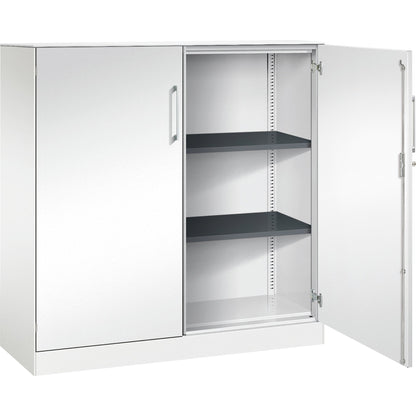 C+P Flügeltürenschrank Asisto 1.200 x 1.310 x 435 mm (B x H x T) 2 Fachböden Stahl Farbe der Front: verkehrsweiß Farbe des Korpus: verkehrsweiß