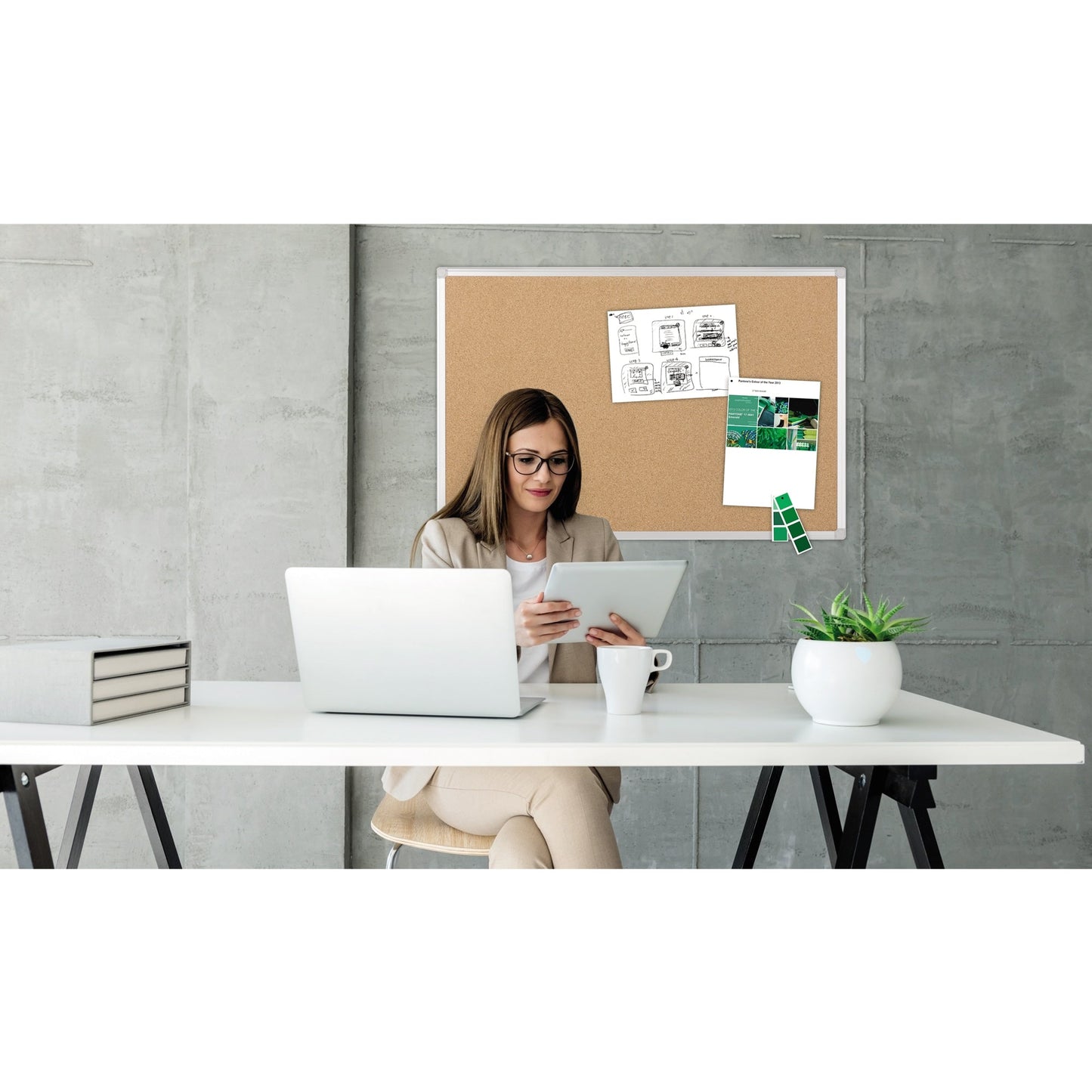Bi-office Pinnwand Earth 60 x 45 cm (B x H) Maße der Oberfläche: 56 x 41 cm (B x H) Kork Material des Rahmens: Aluminium braun