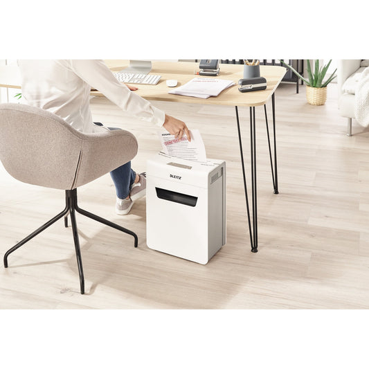 Leitz Aktenvernichter IQ 8X Protect Premium P-4 Papier, Heftklammern, Büroklammern Partikelschnitt weiß