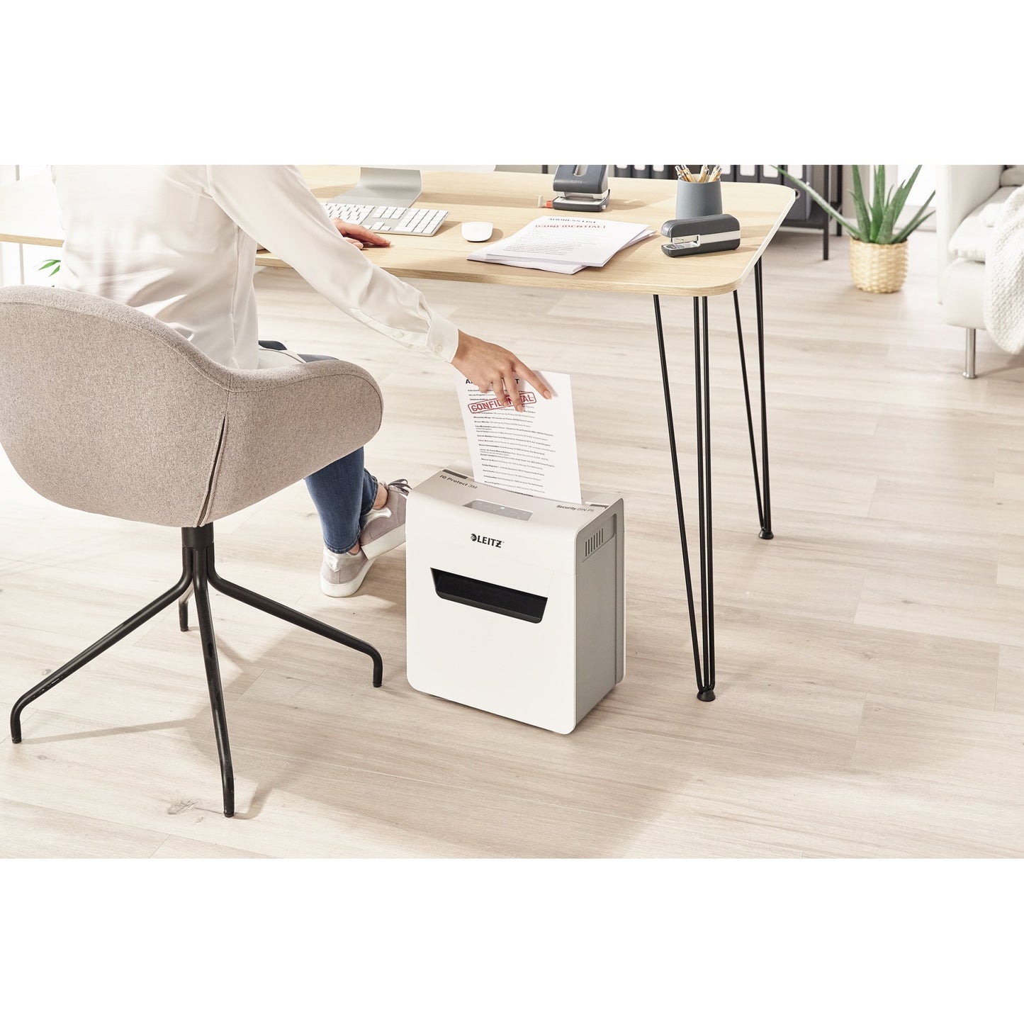 Leitz Aktenvernichter IQ 3M Protect Premium P-5 Papier, Heftklammern, Büroklammern Partikelschnitt weiß