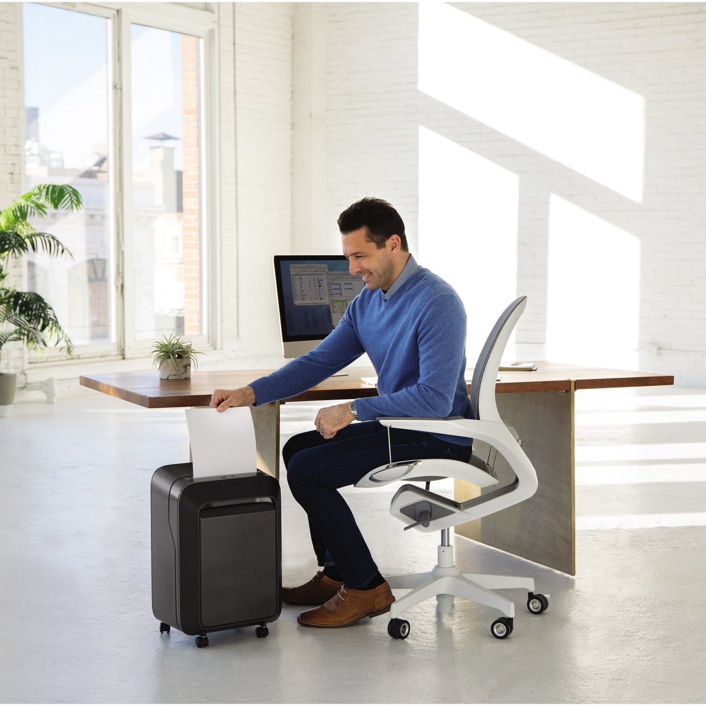 Fellowes® Aktenvernichter Powershred® LX 210 P-4 Papier, Heftklammern, Büroklammern, Kreditkarten Partikelschnitt 16 Bl. schwarz