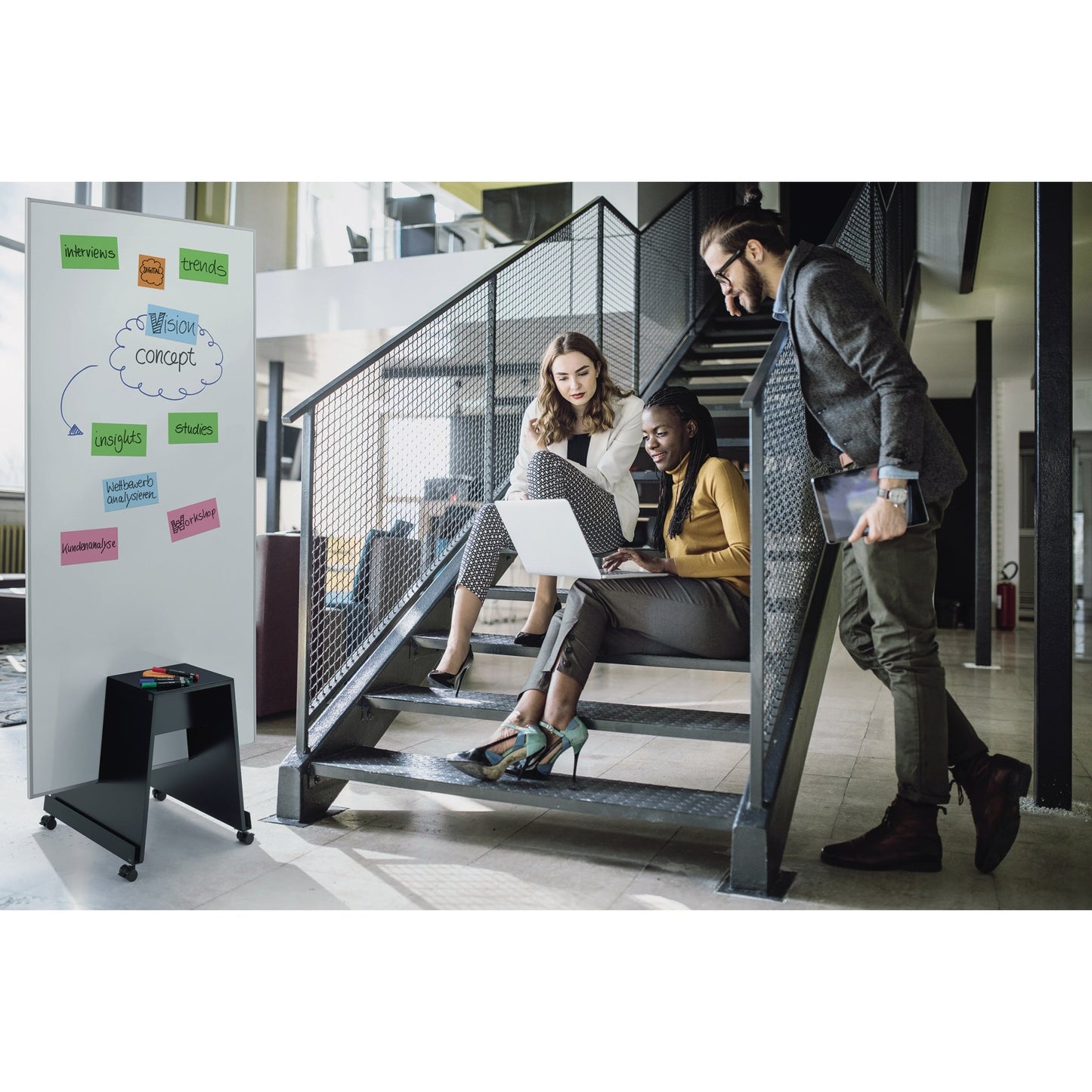 SIGEL Whiteboard Meet up Bundle Maße der Oberfläche: 90 x 180 cm (B x H) Tafel magnethaftend beidseitig beschreibbar inkl. Whiteboard 90 x 180 (B x H) MU020, Tafelständer Meet up MU050, Moderationsbox Meet up BA311 Metall weiß