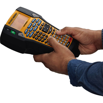 DYMO® Beschriftungsgerät RhinoT 6000+ 5 Display-Zeilen 7 Schriftgrößen 5 Druckzeilen inkl. 1 Vinylband (9 mm x 5,5 m, schwarz auf weiß), 1 Nylonband (24 mm x 3,5 m, schwarz auf weiß), Kurzanleitung, Akku, Netzteil