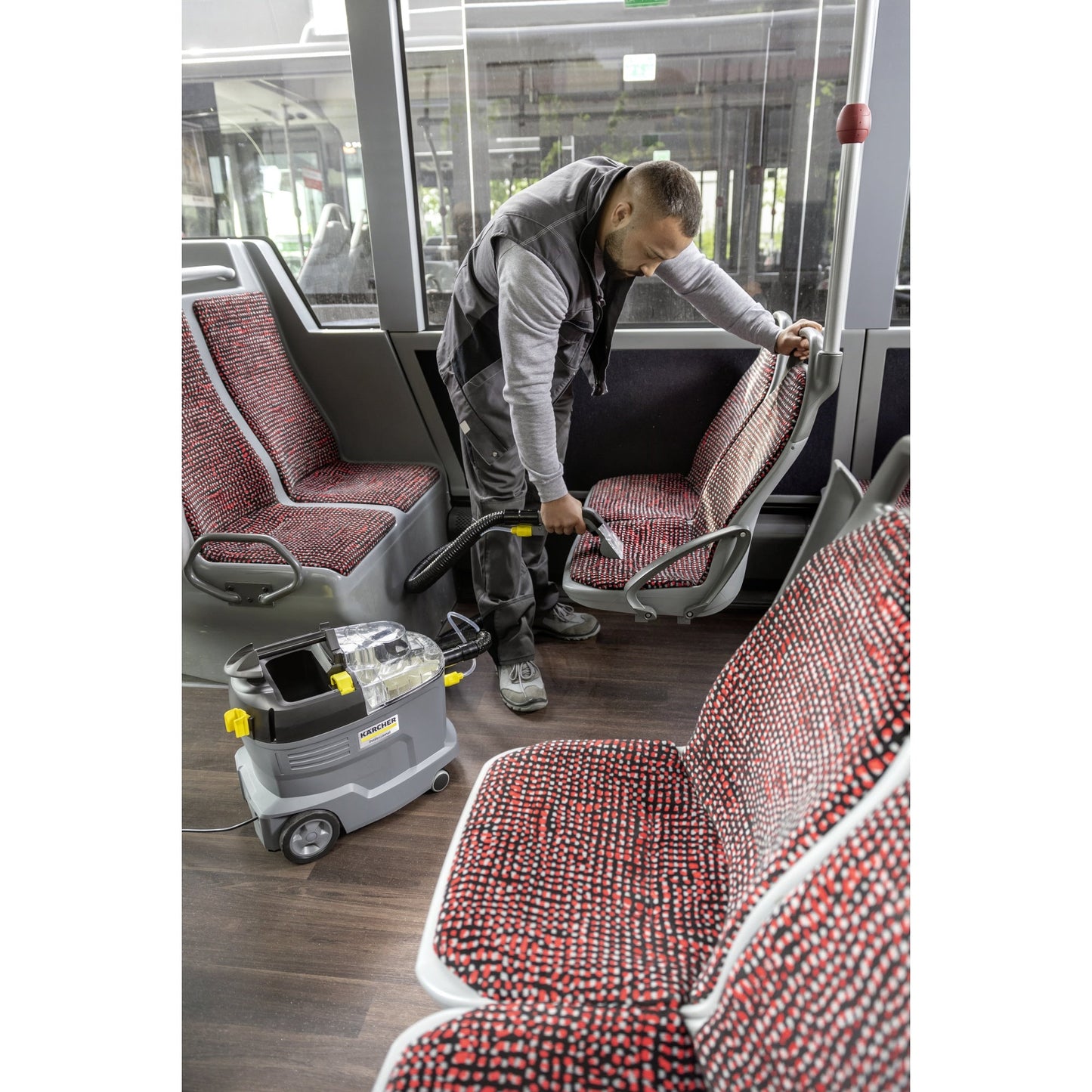 Kärcher Waschsauger Puzzi 8/1 33,2 x 44,2 x 52,4 cm (B x H x T) 8l 12-18m² 1l/min inkl. Polsterdüse mit integriertem Handgriff