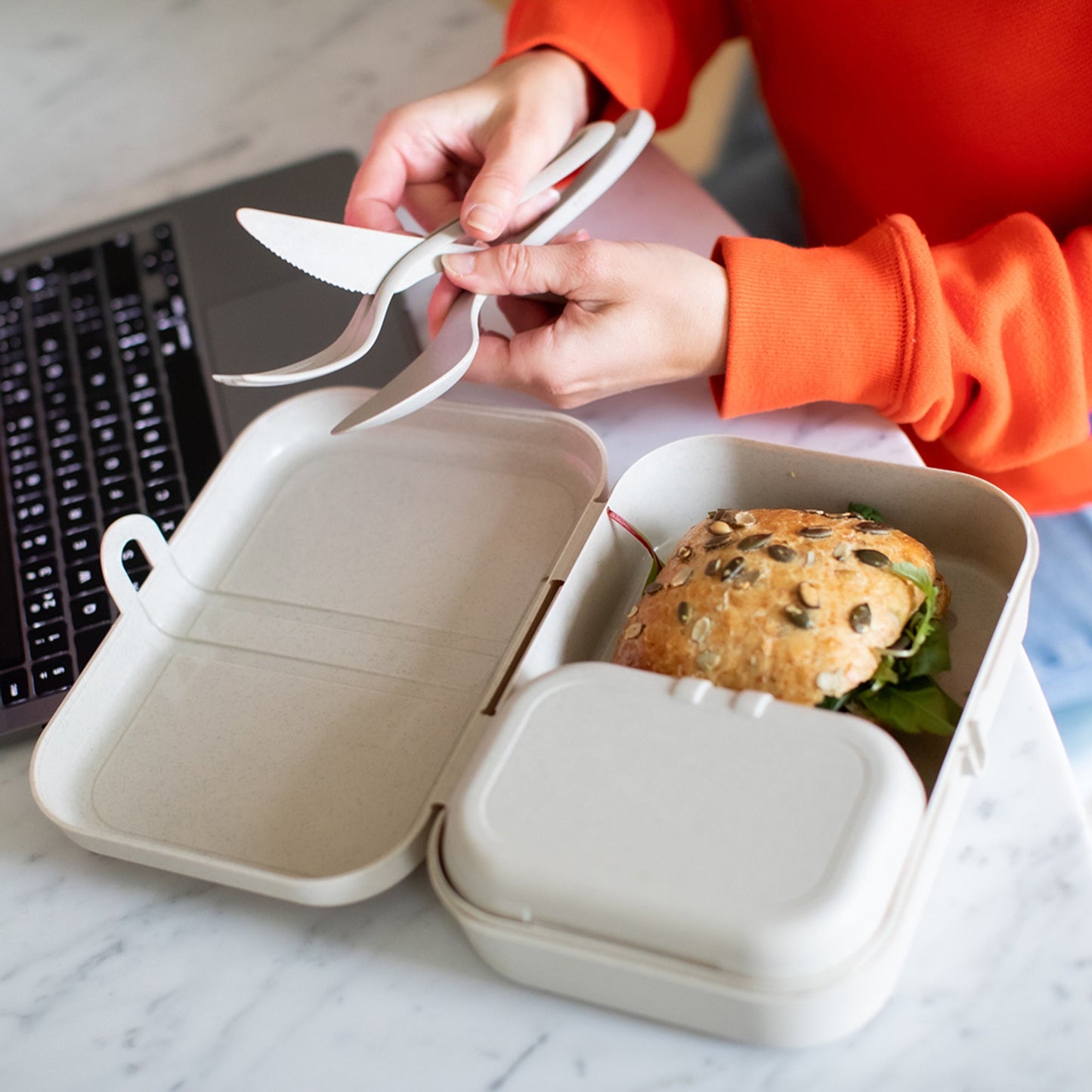 Koziol Lunchbox PASCAL READY 16,6 x 6,2 x 23,2 cm (B x H x T) 4-teiliges Lunchbox-Set inkl. Besteck TPE Kunststoff nature desert sand