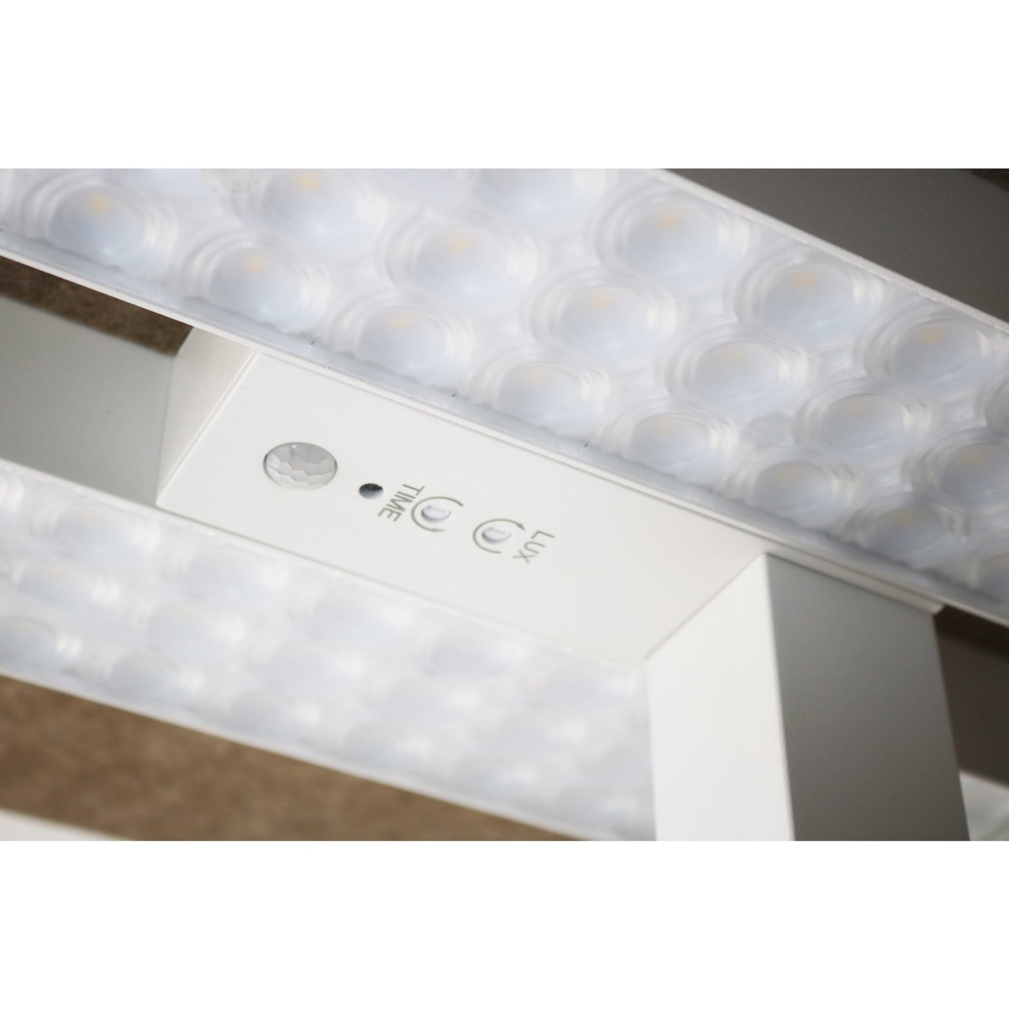 UNILUX Stehleuchte NEXUS E 54 kWh/1.000h LED weiß