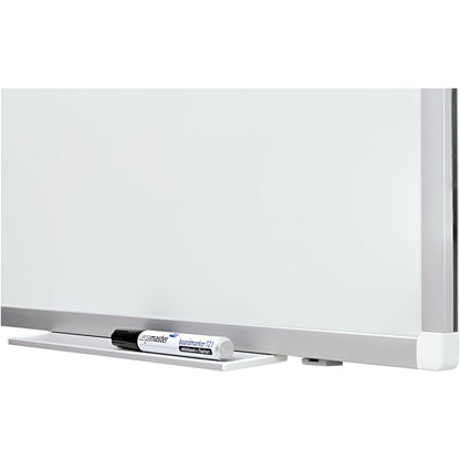 Legamaster Whiteboard PREMIUM PLUS Maße der Oberfläche: 120 x 90 cm (B x H) Tafel magnethaftend nicht beidseitig beschreibbar inkl. einem schwarzen Boardmarker TZ 1 Stahl emailliert weiß