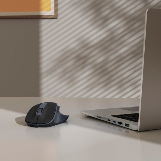 Hama Optische PC Maus WM-500 Rechtshänder nicht ergonomisch Empfänger: USB-A, Maus: USB-C 10m Akku inkl. USB-A Empfänger, USB-C/USB-A Ladekabel (1,8 m), Kabelmanager schwarz